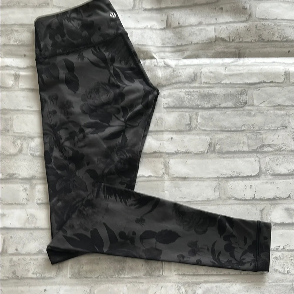 lululemon athletica Black Floral Leggings Sz-4 - Picture 4 of 5